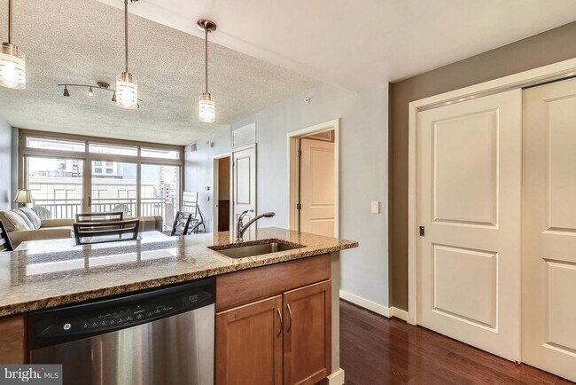 Kitchen & Living room - 888 N Quincy St Unidad 1805