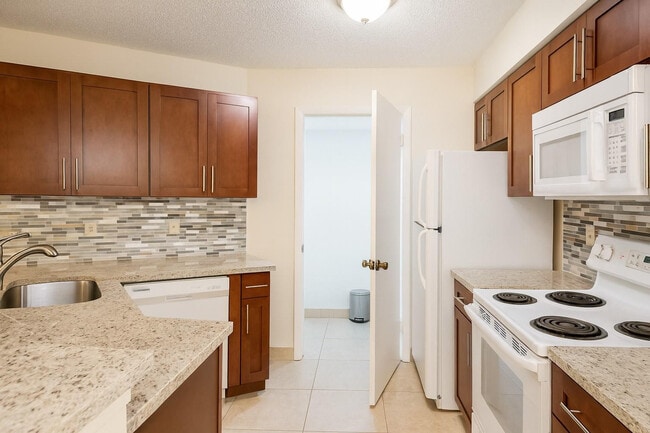 Building Photo - 9999 Summerbreeze Dr Unit 1007