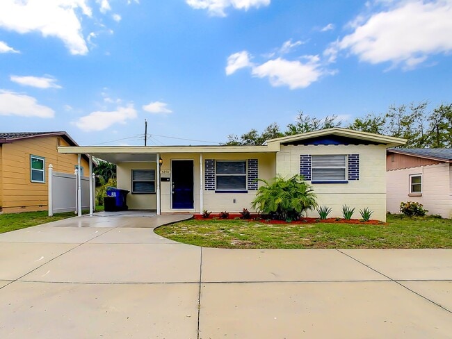 Building Photo - Available Today! Centrally Located St Pete House Furnished for Rent!