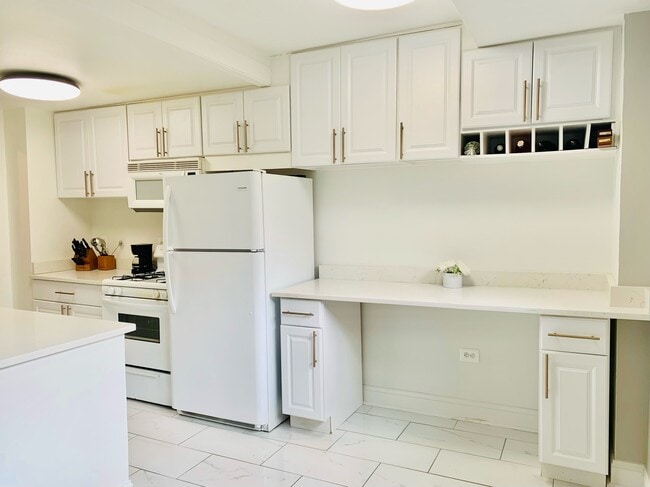 Building Photo - 4000 Tunlaw Rd NW Unit 227