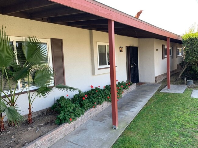 Building Photo - Contemporary Home with a pool near Bullard High School Fresno, CA