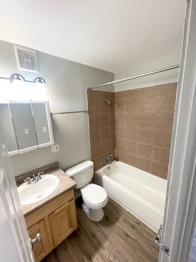 421 - 425 E Fountain Pl