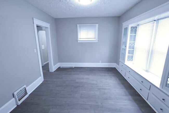 Photo - 893 Delia Ave