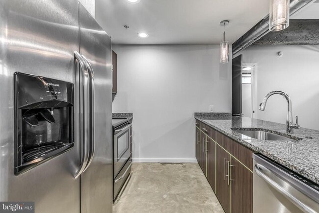 Building Photo - 4800 Brown St Unit 110