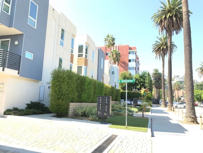 Building Photo - Modern Home in Hollywood with 2-Bedrooms, 3 Baths, 2-Car Attached Garage, and Private Rooftop Deck