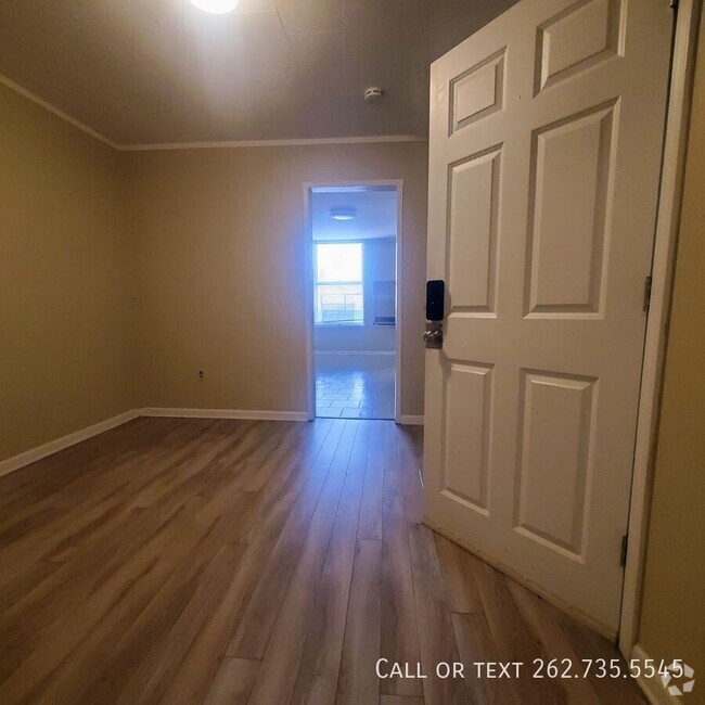 Building Photo - Freshly Updated 1 Bed 1 Bath Apartment in ... Unit 2