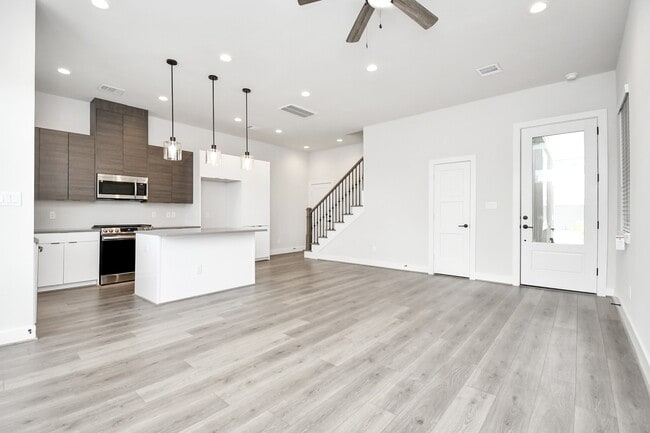 Photo - 311 Charlock St