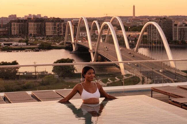 Stratos at Bridge District