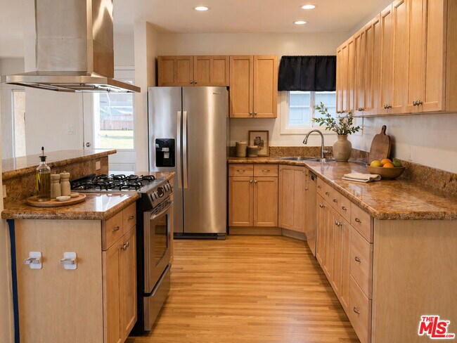 Photo - 17345 Hamlin St