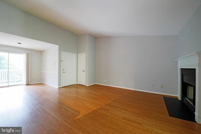 Photo - 1503 Lincoln Way Unidad 304B