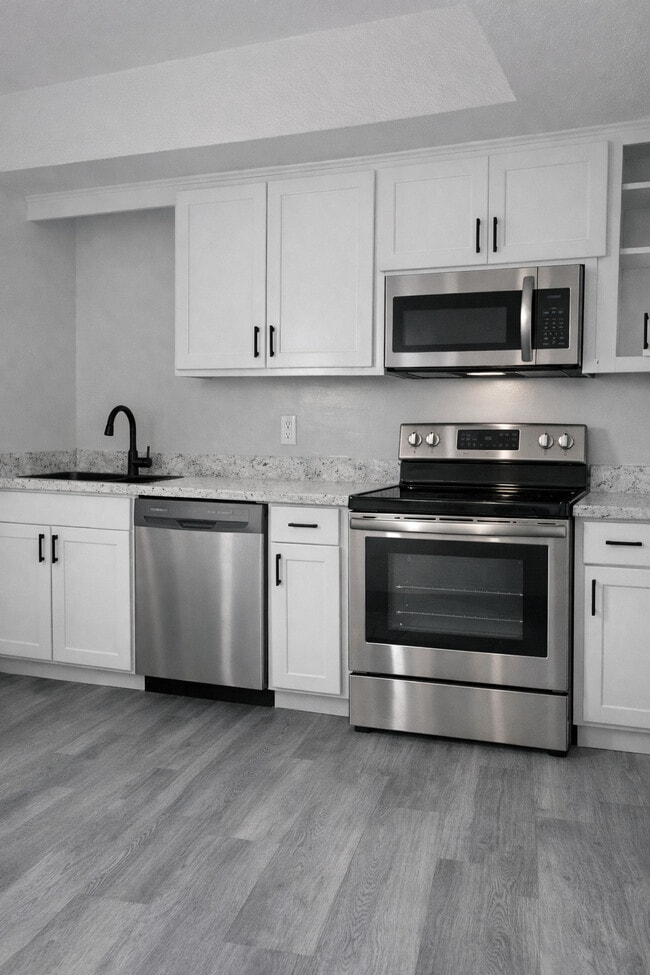 Photo - 2075-2079 Fisher St SW