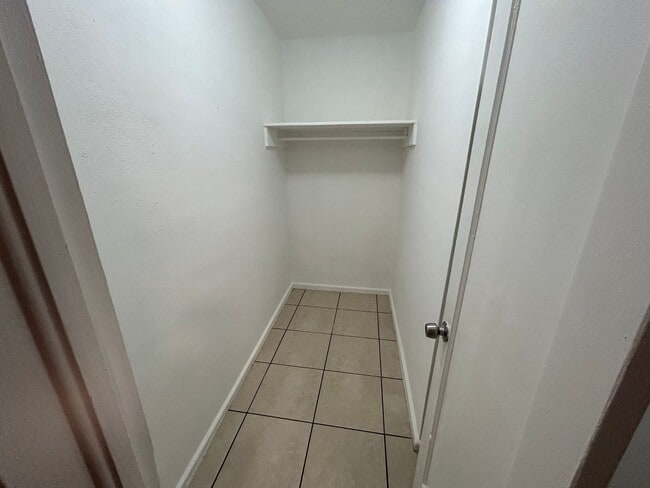 Photo - Spacious 1/1 one story unit in a small 18 unit complex. Unidad 1
