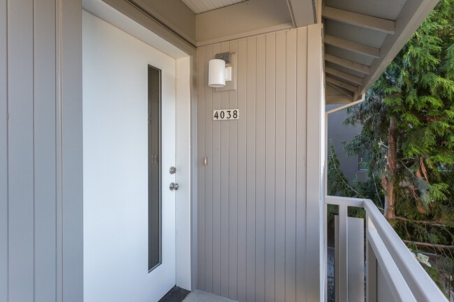 Photo - Close-In NE Portland – Modern, Energy-Efficient Duplex Unit LIKE NEW!