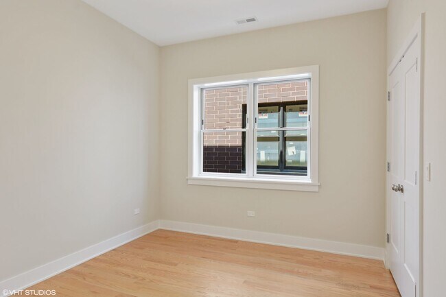 Photo - Pet Friendly 3 Bed 2 Bath Condo Quality in Roscoe Village Unit 3122 - 2S