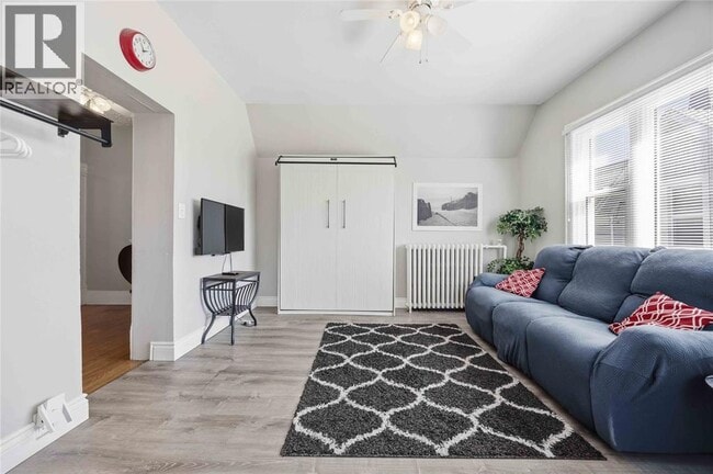 Photo - 263 Vidal St N