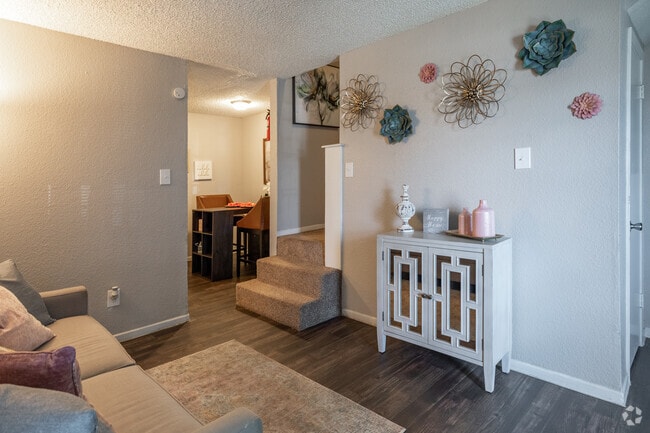 1 BR, 1 BA - 695SF