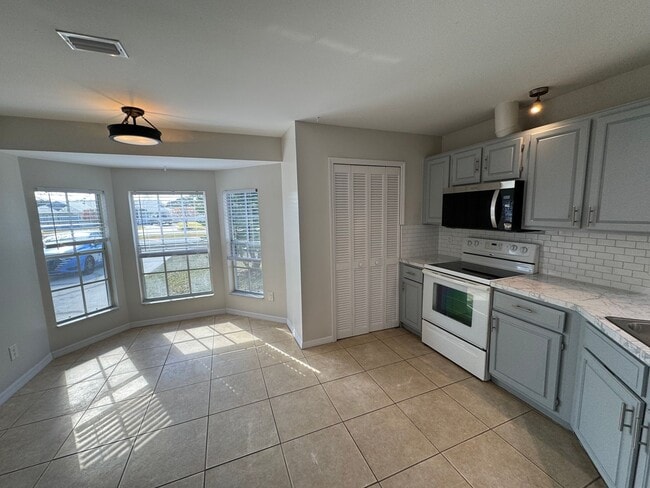 Photo - Spacious 3/2 Home with Screened Patio and Large Yard *Lawn Care Included!*