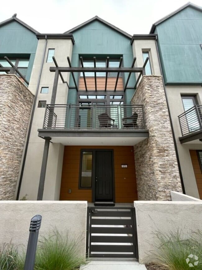 Building Photo - Newer Upscale Townhome in the Great Park Area