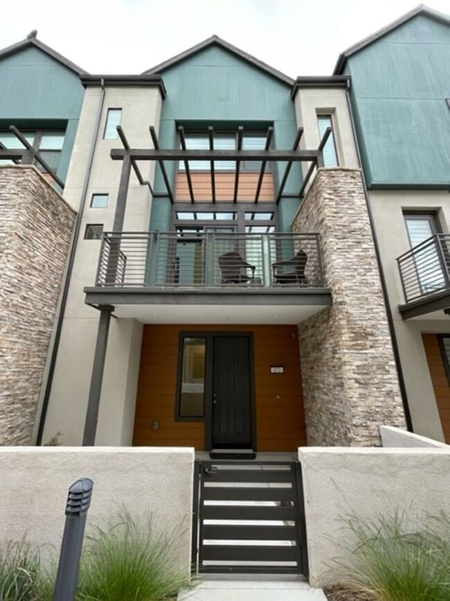 Building Photo - Newer Upscale Townhome in the Great Park Area