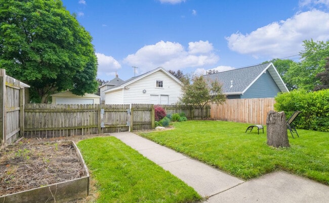Photo - 1054 Hovey St SW