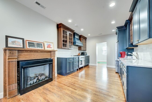 Photo - CONDO ON THE HILL 3 BED 1 BATH - Hardwood ...