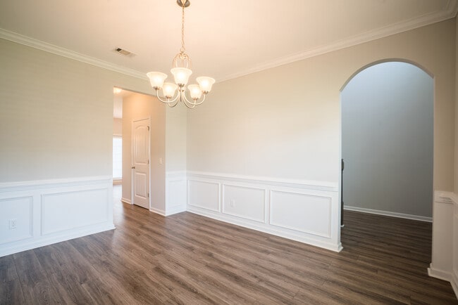 Photo - 647 Red Oak Ln