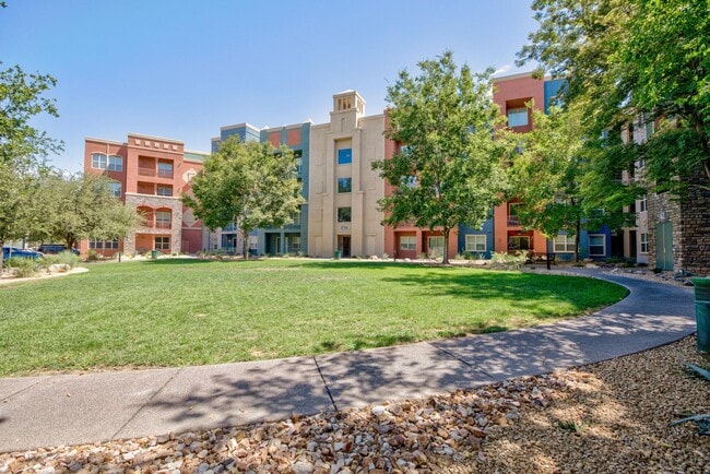 Building Photo - Partially Furnished Condo | Gourmet Kitche...
