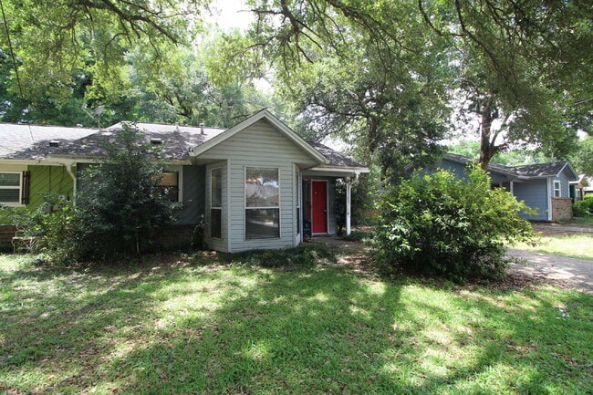 Photo - Updated 2BR/1BA West Pensacola Home with Fenced Backyard, Fireplace & Convenient Access to Mobile... Unit D
