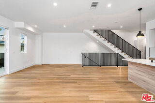 Photo - 10805 Morrison St