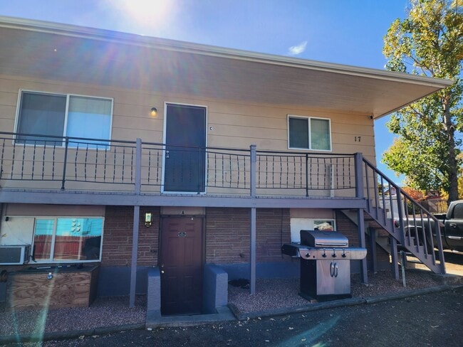 Building Photo - 17 University Dr Unit D