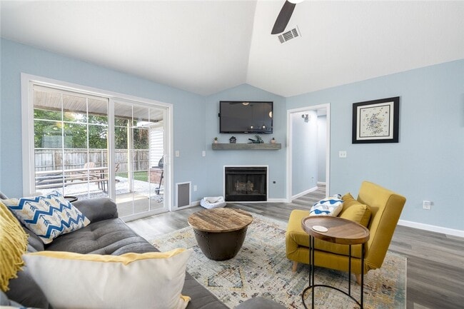 Photo - 810 SE E Ct