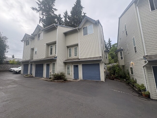 Building Photo - Bright, Spacious Townhome with Stylish Upgrades in Pinehurst/Roosevelt Unit 4