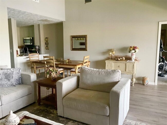 Building Photo - 3708 SE 12th Ave Unit 201