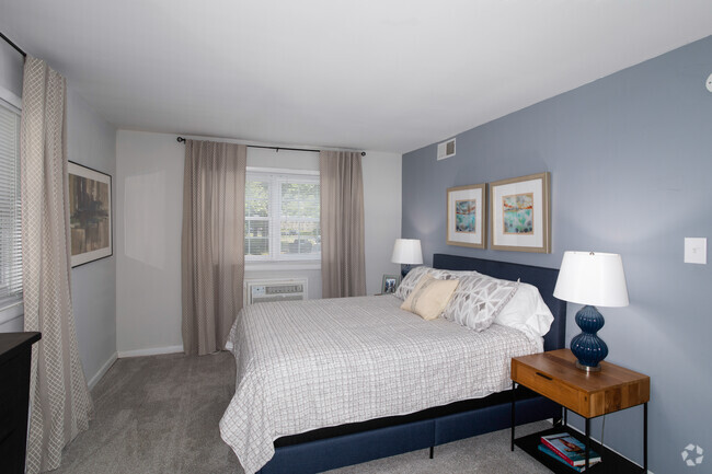 2BR, 1BA - 825SF - 1st Bedroom