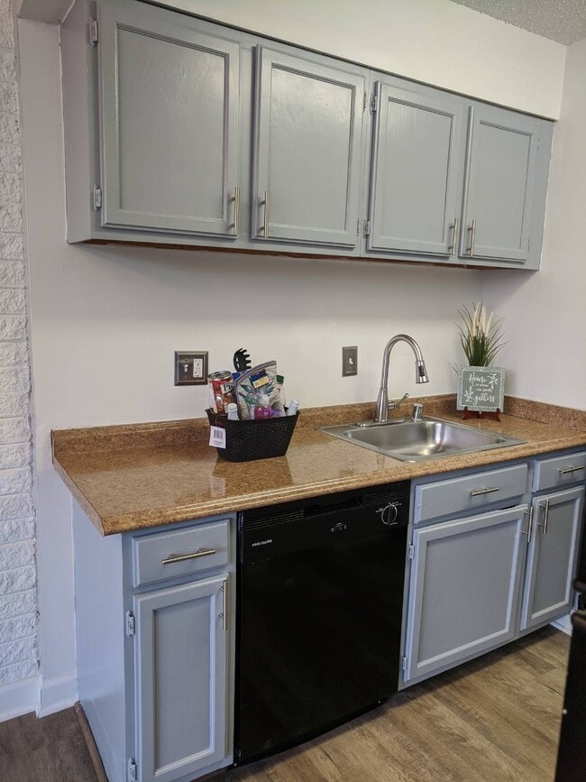 Lavavajillas, grifo monomando extraíble con rociador y triturador de basura. - 1830 Metzerott Rd Unidad 208