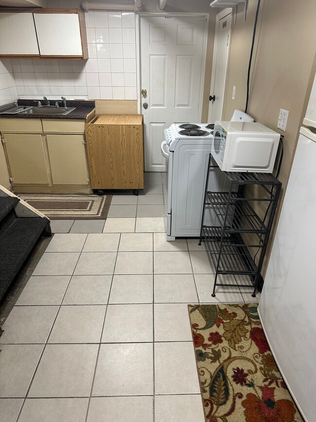 Shared kitchen - 113 W Sidney Ave Unit Basement