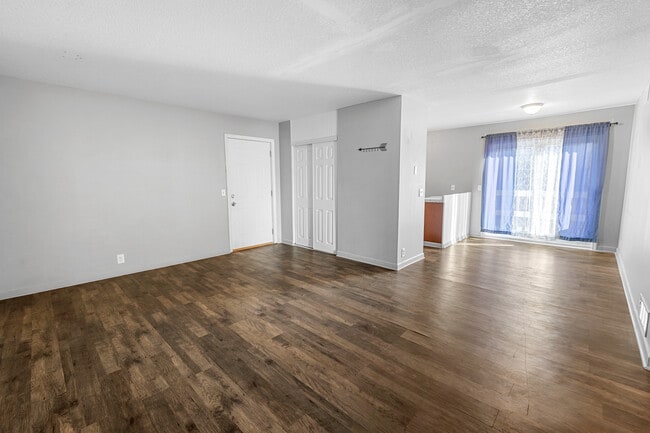 Building Photo - 711 ManApart Unit 9