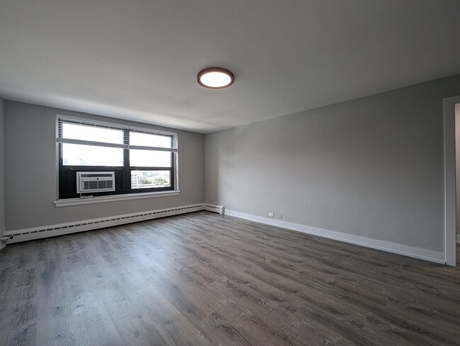 Building Photo - 429 W Wellington Ave Rental