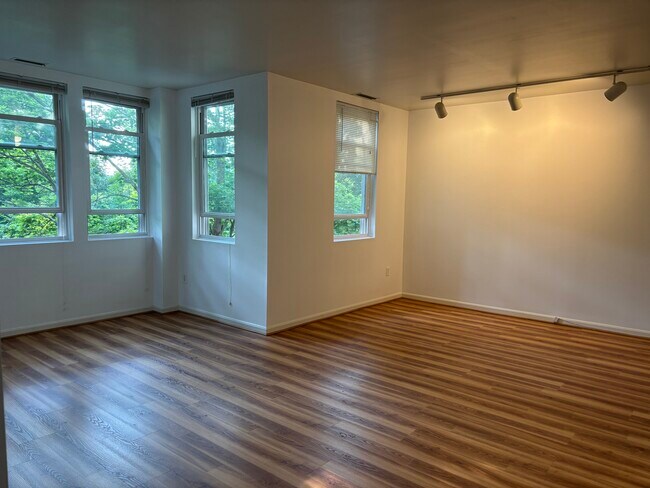 Building Photo - 218 Thorndike St Unit 207