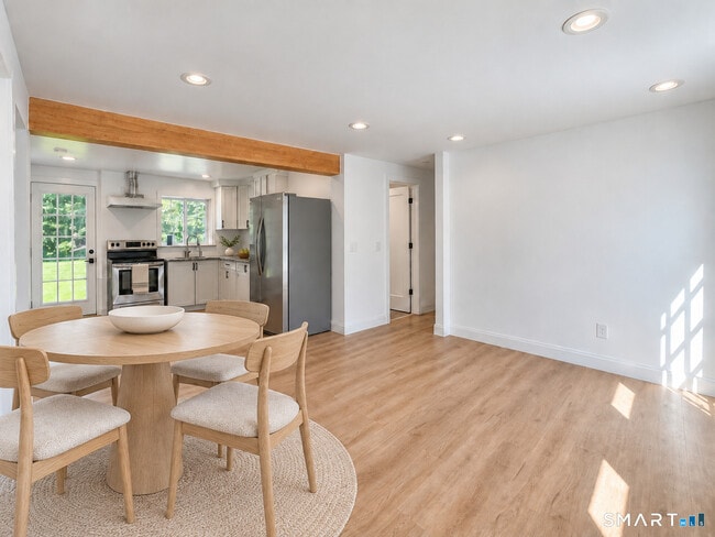 4 Robert Ln Unit B