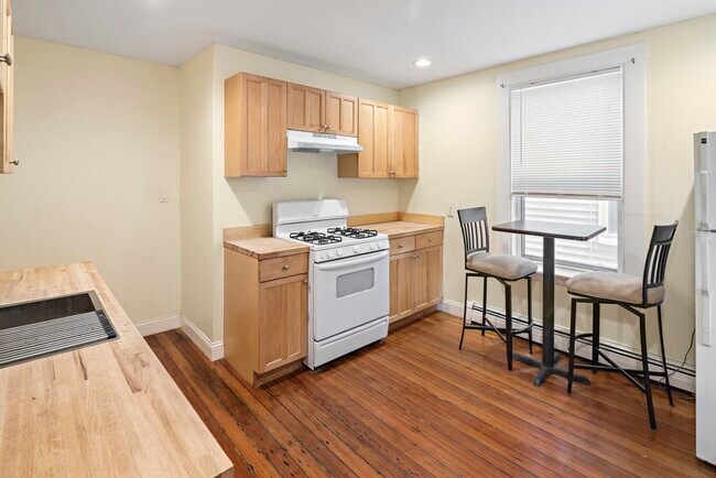 60 Pleasant St Unit 1
