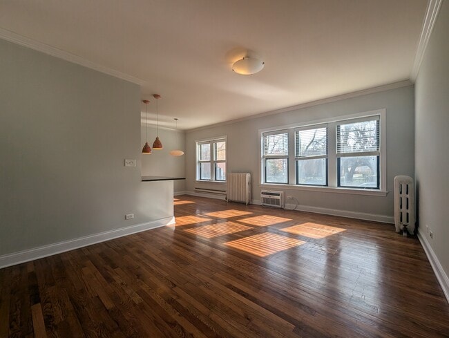 Building Photo - 722 W Addison St Unit S1