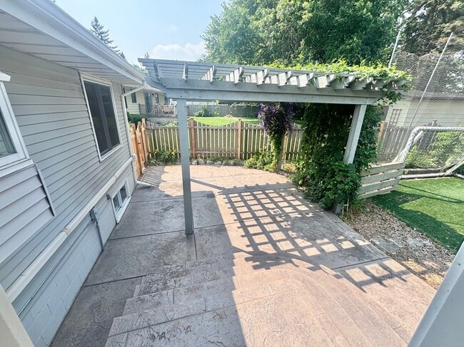 Photo - 524 10th Ave SW