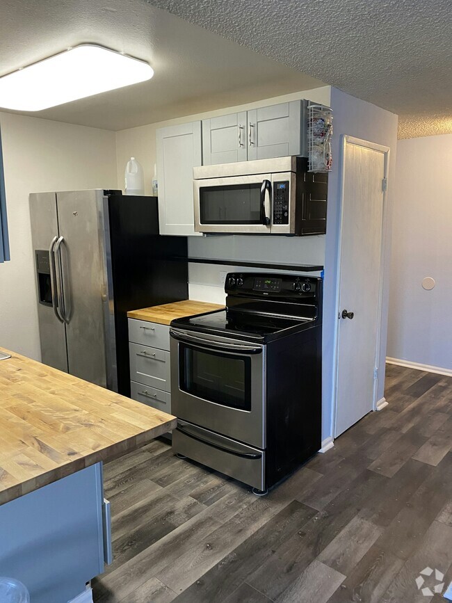 Building Photo - 318 S 174th Pl Unit g Rental