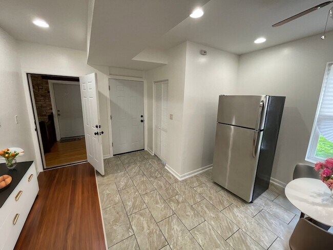 1320 W 57th St Unit 1