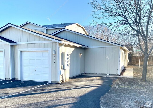 Building Photo - Charming Townhouse with Modern Comforts an...