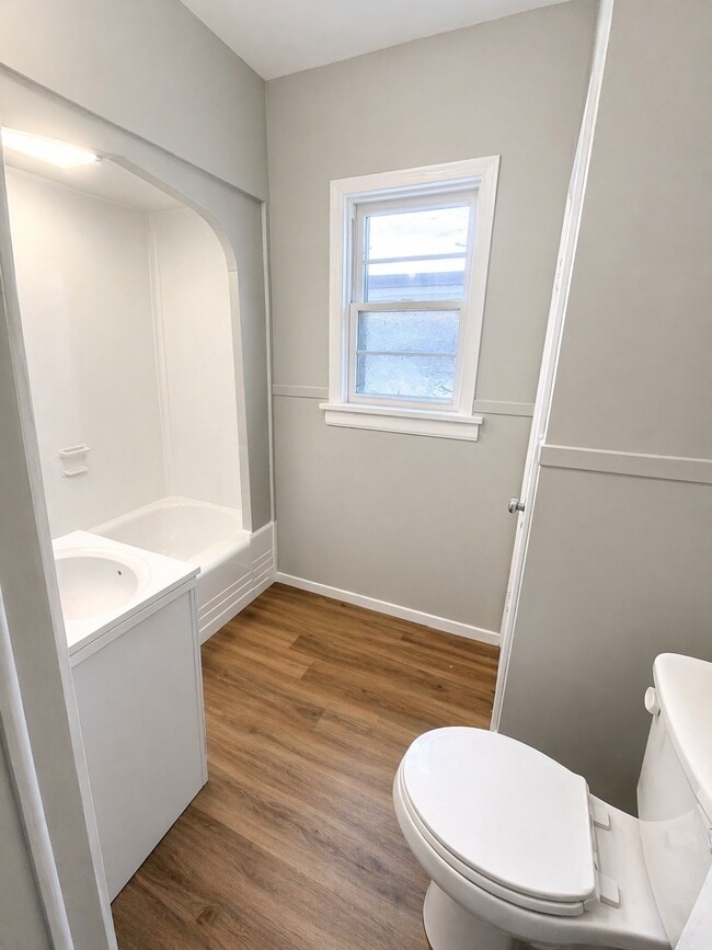 Photo - 1117 E 9th St Unit 2