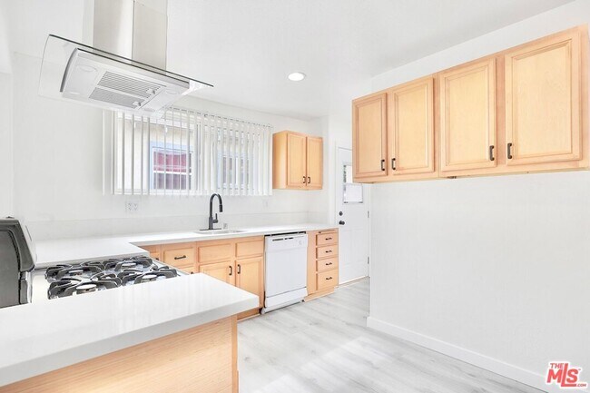 Photo - 2747 S. Mansfield Avenue Unidad 2749