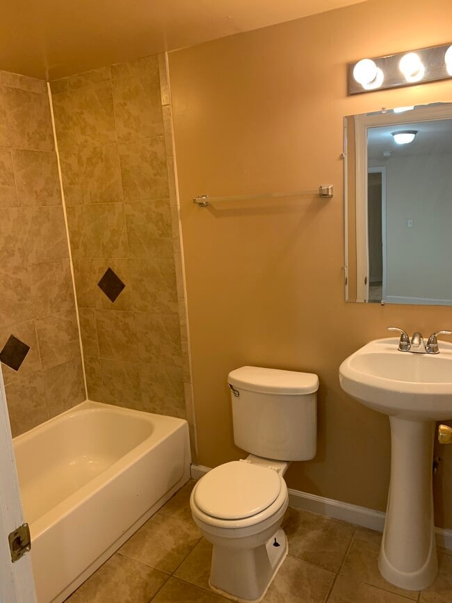 Bathroom 1 - 818 Whitelock St Unit Apt. 4