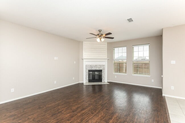 Photo - 204 Bay St